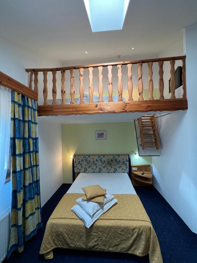 Hotel Doi Taurasi Afumaţi 外观 照片