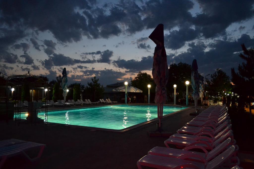 Hotel Doi Taurasi Afumaţi 外观 照片